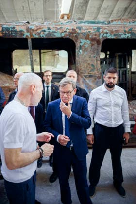 Johann Wadephul (CDU), Bundesaussenminister, besucht ein zerstoertes U-Bahn Depot der Stadt Charkiw mit dem Buergermeister von Charkiw, Ihor Terechow. Charkiw, 23.08.2026. Fotografiert im Auftrag des Auswaertigen Amtes Charkiw Ukraine *** Johann Wadephul (CDU), Federal Minister of Foreign Affairs, visits a destroyed subway depot in the city of Kharkiv with the mayor of Kharkiv, Ihor Terechov. Kharkiv, August 23, 2026. Photographed on behalf of the Federal Foreign Office. Kharkiv, Ukraine Copyright: xThomasxTrutschel AAx