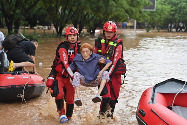 News Bilder des Tages (260823) -- NINGMING, Aug. 23, 2026 -- Rescuers transfer a stranded resident in Ningming County, south China s Guangxi Zhuang Autonomous Region, Aug. 23, 2026. For days, Ningming County has been battered by typhoon-triggered heavy rainfall. Response forces have pooled their efforts to urgently evacuate stranded residents. ) CHINA-GUANGXI-TYPHOON-STRANDED RESIDENTS-TRANSFER (CN) ZhouxHua 