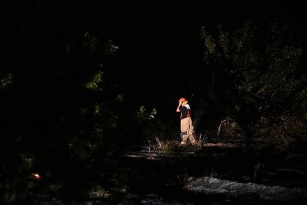 News Bilder des Tages (260823) -- STRUMICA, Aug. 23, 2026 -- A firefighter is seen in an operation to control a spreading wildfire fueled by weeks of extreme summer heat and dry vegetation in Strumica, North Macedonia, Aug. 22, 2026. (Photo by Xinhua) NORTH MACEDONIA-STRUMICA-WILD FIRE TomislavxGeorgiev 
