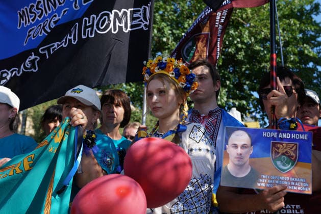 News Bilder des Tages August 23, 2026, Beyoglu, Istanbul, Turkey: Ukrainians living in Turkey hold portraits of missing soldiers and flags as they gather to mark their National Flag Day, in Istanbul, Turkey, August 23, 2026. Beyoglu Turkey  - ZUMAu194 20260823_zip_u194_005 Copyright: xTolgaxUluturkx