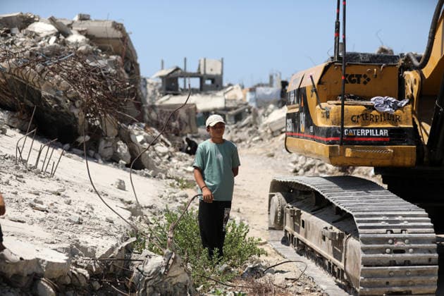 Civil Defense Recovers Bodies from Rubble in Gaza City Palestinian Civil Defense members work to recover bodies from beneath the rubble of the Abu Shamala family home in the Zeitoun neighborhood, east of Gaza City, on August 23, 2026, using a single excavator available to Civil Defense teams in the city. Limited access to equipment and heavy machinery is hampering search and recovery operations and delaying efforts to reach victims and missing people trapped under the rubble. Photo by Bilal Osama apaimages Gaza city Gaza Strip Palestinian Territory 230826_Gaza_BO_00(20) Copyright: xapaimagesxBilalxOsamax xapaimagesx