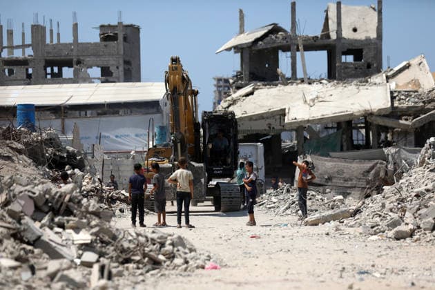 Civil Defense Recovers Bodies from Rubble in Gaza City Palestinian Civil Defense members work to recover bodies from beneath the rubble of the Abu Shamala family home in the Zeitoun neighborhood, east of Gaza City, on August 23, 2026, using a single excavator available to Civil Defense teams in the city. Limited access to equipment and heavy machinery is hampering search and recovery operations and delaying efforts to reach victims and missing people trapped under the rubble. Photo by Bilal Osama apaimages Gaza city Gaza Strip Palestinian Territory 230826_Gaza_BO_00(10) Copyright: xapaimagesxBilalxOsamax xapaimagesx