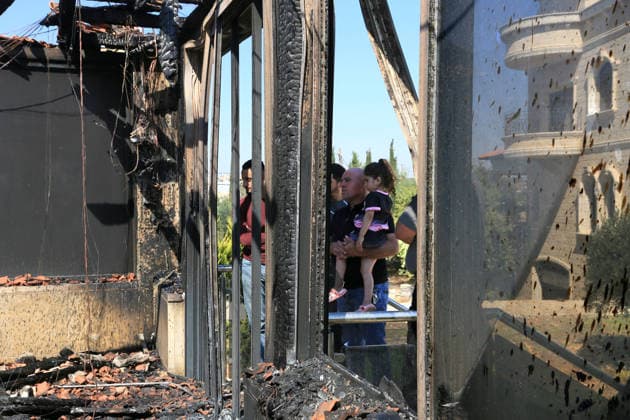 Palestinian-Israeli conflicts in Nablus, Palestine - 23 Aug 2026 Palestinians inspect a house that was set on fire following an attack by a group of Jewish settlers in the village of Osarin, south of Nablus in the West Bank. The settlers attacked homes, torched a Palestinian car in the early morning hours, and wrote Hebrew slogans on the walls calling for revenge against Palestinians. Nablus Palestine Copyright: xNasserxishatyehx xSOPAxImagesx Nishtayeh150