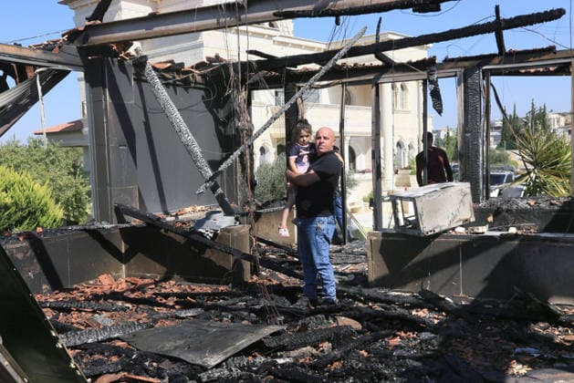 News Bilder des Tages August 23, 2026, Nablus, West Bank, Palestine: A Palestinian man carries his daughter amidst the rubble of his home after it was set on fire following an attack by a group of Jewish settlers in the village of Osarin, south of Nablus in the West Bank. The settlers attacked homes, torched a Palestinian car in the early morning hours, and wrote Hebrew slogans on the walls calling for revenge against Palestinians. Nablus Palestine  - ZUMAs197 20260823_aaa_s197_028 Copyright: xNasserxishatyehx