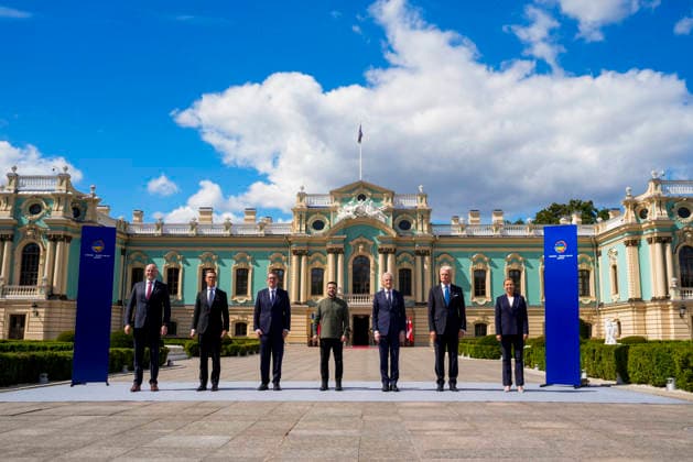 Statsminister i Kyiv Kyiv, Ukraina 20260823. Statsminister Jonas Gahr Store og Ukrainas president Volodymyr Zelenskyj sammen med representanter fra de nordisk-baltiske landene. Statsministeren er i Kyiv for a delta pa et toppmote med Ukraina og de nordisk-baltiske landene, markere Ukrainas nasjonale flaggdag og moter med ukrainske myndigheter. Foto: Javad Parsa NTB Kyiv Ukraina 8gH88LLece8 EDITORIAL USE ONLY Ref:_BNC_POL8gH88LLece8.jpg *** Prime Minister in Kyiv, Ukraine 20260823 Prime Minister Jonas Gahr Store and Ukrainian President Volodymyr Zelenskyy together with representatives from the Nordic-Baltic countries. The Prime Minister is in Kyiv to participate in a summit with Ukraine and the Nordic-Baltic countries, to mark Ukrain  Copyright: xJavadxParsax xNTBx