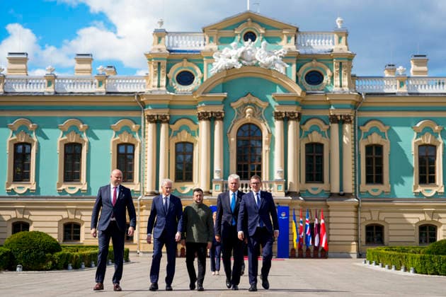 Statsminister i Kyiv Kyiv, Ukraina 20260823. Statsminister Jonas Gahr Store og Ukrainas president Volodymyr Zelenskyj sammen med representanter fra de nordisk-baltiske landene. Statsministeren er i Kyiv for a delta pa et toppmote med Ukraina og de nordisk-baltiske landene, markere Ukrainas nasjonale flaggdag og moter med ukrainske myndigheter. Foto: Javad Parsa NTB Kyiv Ukraina tujePl9r4bE EDITORIAL USE ONLY Ref:_BNC_POLtujePl9r4bE.jpg *** Prime Minister in Kyiv, Ukraine 20260823 Prime Minister Jonas Gahr Store and Ukrainian President Volodymyr Zelenskyy together with representatives from the Nordic-Baltic countries. The Prime Minister is in Kyiv to participate in a summit with Ukraine and the Nordic-Baltic countries, to mark Ukrain  Copyright: xJavadxParsax xNTBx