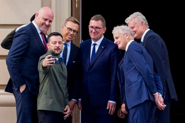 Statsminister i Kyiv Kyiv, Ukraina 20260823. Statsminister Jonas Gahr Store og Ukrainas president Volodymyr Zelenskyj sammen med representanter fra de nordisk-baltiske landene. Statsministeren er i Kyiv for a delta pa et toppmote med Ukraina og de nordisk-baltiske landene, markere Ukrainas nasjonale flaggdag og moter med ukrainske myndigheter. Foto: Javad Parsa NTB Kyiv Ukraina tw9tyblc9-0 EDITORIAL USE ONLY Ref:_BNC_POLtw9tyblc9-0.jpg *** Prime Minister in Kyiv, Ukraine 20260823 Prime Minister Jonas Gahr Store and Ukrainian President Volodymyr Zelenskyy together with representatives from the Nordic-Baltic countries. The Prime Minister is in Kyiv to participate in a summit with Ukraine and the Nordic-Baltic countries, to mark Ukrain  Copyright: xJavadxParsax xNTBx