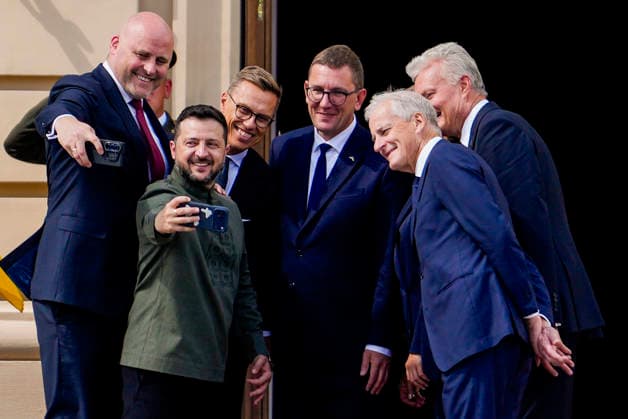 Statsminister i Kyiv Kyiv, Ukraina 20260823. Statsminister Jonas Gahr Store og Ukrainas president Volodymyr Zelenskyj sammen med representanter fra de nordisk-baltiske landene. Statsministeren er i Kyiv for a delta pa et toppmote med Ukraina og de nordisk-baltiske landene, markere Ukrainas nasjonale flaggdag og moter med ukrainske myndigheter. Foto: Javad Parsa NTB Kyiv Ukraina Vdg8FSRF1QY EDITORIAL USE ONLY Ref:_BNC_POLVdg8FSRF1QY.jpg *** Prime Minister in Kyiv, Ukraine 20260823 Prime Minister Jonas Gahr Store and Ukrainian President Volodymyr Zelenskyy together with representatives from the Nordic-Baltic countries. The Prime Minister is in Kyiv to participate in a summit with Ukraine and the Nordic-Baltic countries, to mark Ukrain  Copyright: xJavadxParsax xNTBx