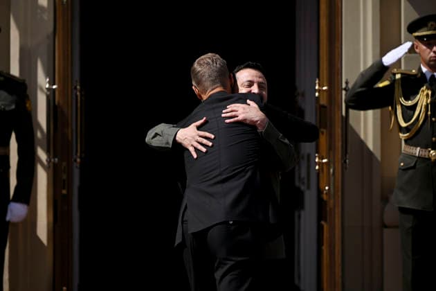 LKS 20260823 President of Ukraine Volodymyr Zelensky and Finland s President Alexander Stubb hugs during the Official welcoming ceremony of the Ukraine-Nordic-Baltic Summit in Kyiv, Ukraine on August 23, 2026. - ANTTI AIMO-KOIVISTO Kiova Ukraina  Copyright: xAnttixAimo-Koivistox binvMpN1cVY