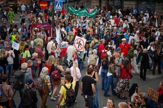 STOCKHOLM 20260823 Klimataktivister och demonstranter samlas pa Gustav Adolfs Torg när Naturskyddsföreningen tillsammans med Rebellmammorna, Rebellpapporna och Researchers Desk anordnar en stor klimatdemonstration i Stockholm pa söndagen. STOCKHOLM SVERIGE x12038x *** STOCKHOLM 20260823 Climate activists and demonstrators are gathering at Gustav Adolfs Torg as the Swedish Society for Nature Conservation, together with the Rebel Moms, Rebellpapporna, and Researchers Desk, are organizing a large climate demonstration in Stockholm on Sunday. STOCKHOLM, SWEDEN x12038x  Copyright: xNicklasxThegerströmx xTTx KLIMATDEMONSTRATION STOCKHOLM qxKDxF9JbWc