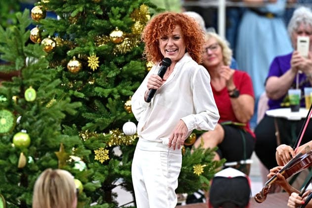 ZDF - Fernsehgarten. Sängerin Lucy Diakovska während der ZDF - Unterhaltungsshow Fernsehgarten am 23.08.2026 in Mainz. Weihnachten im Fernsehgarten. 20260823MWI141246 *** ZDF Fernsehgarten singer Lucy Diakovska during the ZDF entertainment show Fernsehgarten on August 23, 2026, in Mainz; Christmas at the Fernsehgarten 20260823MWI141246