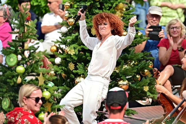 Entertainment Bilder des Tages ZDF - Fernsehgarten. Sängerin Lucy Diakovska während der ZDF - Unterhaltungsshow Fernsehgarten am 23.08.2026 in Mainz. Weihnachten im Fernsehgarten. 20260823MWI141271 *** ZDF Fernsehgarten singer Lucy Diakovska during the ZDF entertainment show Fernsehgarten on August 23, 2026, in Mainz; Christmas at the Fernsehgarten 20260823MWI141271