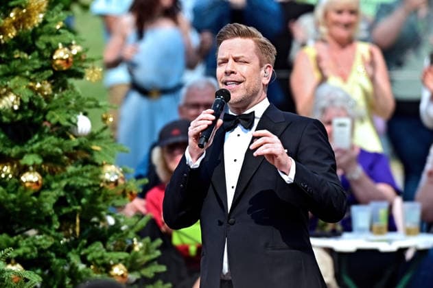 ZDF - Fernsehgarten. Sänger Tom Gaebel während der ZDF - Unterhaltungsshow Fernsehgarten am 23.08.2026 in Mainz. Weihnachten im Fernsehgarten. 20260823MWI141448 *** ZDF Fernsehgarten singer Tom Gaebel during the ZDF entertainment show Fernsehgarten on August 23, 2026, in Mainz. Christmas at the Fernsehgarten 20260823MWI141448