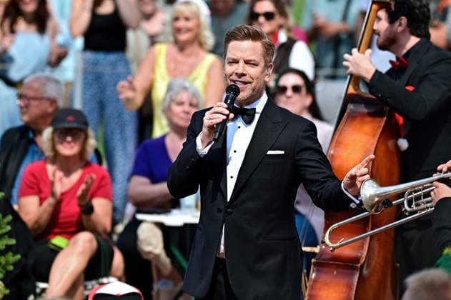 ZDF - Fernsehgarten. Sänger Tom Gaebel während der ZDF - Unterhaltungsshow Fernsehgarten am 23.08.2026 in Mainz. Weihnachten im Fernsehgarten. 20260823MWI141464 *** ZDF Fernsehgarten singer Tom Gaebel during the ZDF entertainment show Fernsehgarten on August 23, 2026, in Mainz Christmas at Fernsehgarten 20260823MWI141464