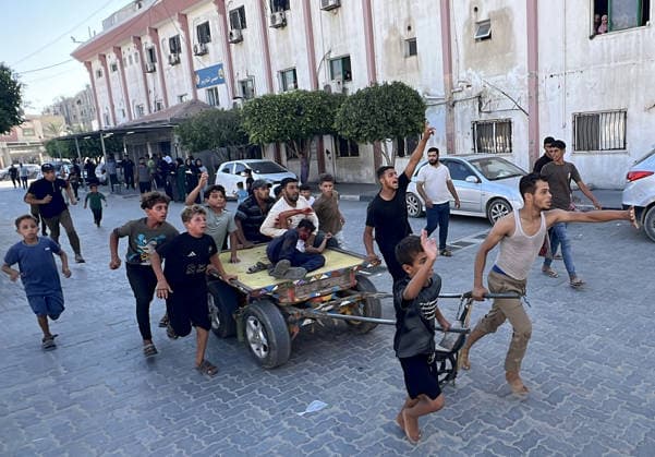 4-year-old child loses life in Israeli attack on Gaza KHAN YUNIS, GAZA, PALESTINE - AUGUST 23: Children transport an injured person on a horse-drawn cart following an Israeli drone strike in Khan Yunis, Gaza, Palestine, on August 23, 2026. Despite the ceasefire, the Israeli army carried out a drone strike in Khan Yunis, with those injured in the attack taken to Nasser Hospital for treatment. Abed Rahim Khatib Anadolu Khan Yunis Gaza. Editorial use only. Please get in touch for any other usage.  Copyright: x2026xAnadoluxAbedxRahimxKhatibx
