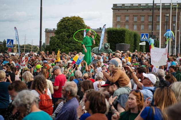 STOCKHOLM 20260823 Tiotusentals klimataktivister och demonstranter samlas pa Gustav Adolfs Torg när Naturskyddsföreningen tillsammans med Rebellmammorna, Rebellpapporna och Researchers Desk anordnar en stor klimatdemonstration i Stockholm pa söndagen. STOCKHOLM SVERIGE x12038x *** STOCKHOLM 20260823 Tens of thousands of climate activists and demonstrators are gathering at Gustav Adolfs Torg as the Swedish Society for Nature Conservation, together with the Rebel Moms, Rebellpapporna, and Researchers Desk, organized a large climate demonstration in Stockholm on Sunday. STOCKHOLM, SWEDEN x12038x  Copyright: xNicklasxThegerströmx xTTx KLIMATDEMONSTRATION STOCKHOLM d3UY03kcdvg