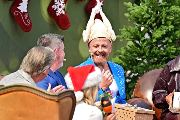 Entertainment Bilder des Tages ZDF - Fernsehgarten. Entertainer Ross Antony während der ZDF - Unterhaltungsshow Fernsehgarten am 23.08.2026 in Mainz. Weihnachten im Fernsehgarten. 20260823MWI141397 *** ZDF Fernsehgarten host Ross Antony during the ZDF entertainment show Fernsehgarten on August 23, 2026, in Mainz. Christmas at the Fernsehgarten 20260823MWI141397