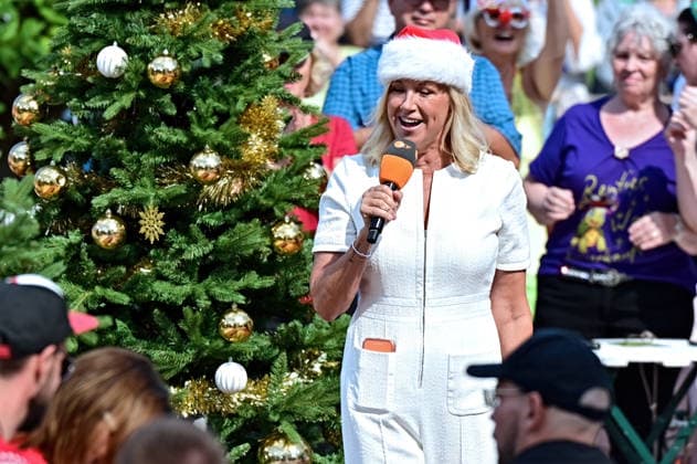 ZDF - Fernsehgarten. Moderatorin Andrea Kiwi Kiewel während der ZDF - Unterhaltungsshow Fernsehgarten am 23.08.2026 in Mainz. Weihnachten im Fernsehgarten. 20260823MWI140783 *** ZDF Fernsehgarten host Andrea Kiwi Kiewel during the ZDF entertainment show Fernsehgarten on August 23, 2026, in Mainz Christmas at the Fernsehgarten 20260823MWI140783
