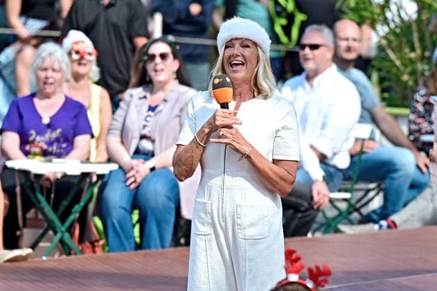 ZDF - Fernsehgarten. Moderatorin Andrea Kiwi Kiewel während der ZDF - Unterhaltungsshow Fernsehgarten am 23.08.2026 in Mainz. Weihnachten im Fernsehgarten. 20260823MWI140896 *** ZDF Fernsehgarten host Andrea Kiwi Kiewel during the ZDF entertainment show Fernsehgarten on August 23, 2026, in Mainz Christmas at the Fernsehgarten 20260823MWI140896