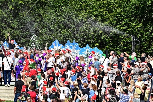 ZDF - Fernsehgarten. Es fällt Schnee im ZDF - Unterhaltungsshow Fernsehgarten am 23.08.2026 in Mainz. Weihnachten im Fernsehgarten. 20260823MWI141130 *** ZDF Fernsehgarten : It s Snowing on the ZDF Entertainment Show Fernsehgarten on August 23, 2026, in Mainz. Christmas on Fernsehgarten 20260823MWI141130
