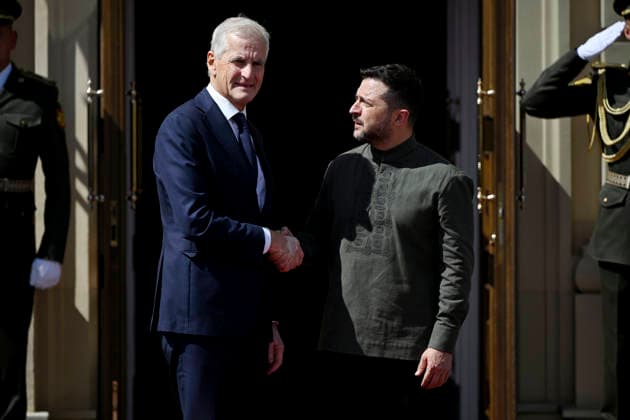 LKS 20260823 Norway s Prime Minister Jonas Gahr Store (L) and President of Ukraine Volodymyr Zelensky during the Official welcoming ceremony of the Ukraine-Nordic-Baltic Summit in Kyiv, Ukraine on August 23, 2026. - ANTTI AIMO-KOIVISTO Kiova Ukraina  Copyright: xAnttixAimo-Koivistox 2yuqmkJ3_bE