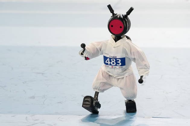 News Bilder des Tages (260823) -- BEIJING, Aug. 23, 2026 -- The robot of CUEB Zhizao competes during the final of Tai Chi of the 2nd World Humanoid Robot Games in Beijing, capital of China, Aug. 23, 2026. ) (SP)CHINA-BEIJING-WORLD HUMANOID ROBOT GAMES (CN) JuxHuanzong 