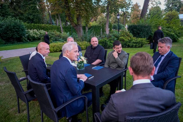 Statsminister i Kyiv Kyiv, Ukraina 20260823. Statsminister Jonas Gahr Store i samtale med Ukrainas president Volodymyr Zelenskyj etter markeringen av Ukrainas nasjonale flaggdag sondag. Statsministeren er i Kyiv for a delta pa et toppmote med Ukraina og de nordisk-baltiske landene, markere Ukrainas nasjonale flaggdag og moter med ukrainske myndigheter. Foto: Javad Parsa NTB Kyiv Ukraina 8RmJl7xzVA8 EDITORIAL USE ONLY Ref:_BNC_POL8RmJl7xzVA8.jpg *** Prime Minister in Kyiv, Ukraine 20260823 Prime Minister Jonas Gahr Store in conversation with Ukrainian President Volodymyr Zelenskyy after the celebration of Ukraine’s National Flag Day on Sunday. The Prime Minister is in Kyiv to participate in a summit with Ukraine and the Nordic-Balt  Copyright: xJavadxParsax xNTBx