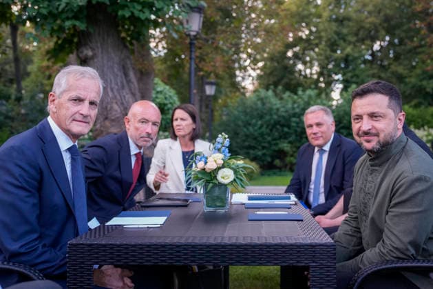 Statsminister i Kyiv Kyiv, Ukraina 20260823. Statsminister Jonas Gahr Store i samtale med Ukrainas president Volodymyr Zelenskyj etter markeringen av Ukrainas nasjonale flaggdag sondag. Statsministeren er i Kyiv for a delta pa et toppmote med Ukraina og de nordisk-baltiske landene, markere Ukrainas nasjonale flaggdag og moter med ukrainske myndigheter. Foto: Javad Parsa NTB Kyiv Ukraina uVANZhqC7Gs EDITORIAL USE ONLY Ref:_BNC_POLuVANZhqC7Gs.jpg *** Prime Minister in Kyiv, Ukraine 20260823 Prime Minister Jonas Gahr Store in conversation with Ukrainian President Volodymyr Zelenskyy after the celebration of Ukraine’s National Flag Day on Sunday. The Prime Minister is in Kyiv to participate in a summit with Ukraine and the Nordic-Balt  Copyright: xJavadxParsax xNTBx