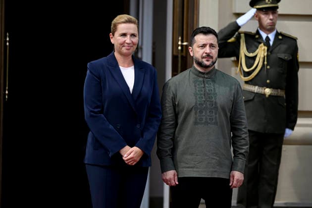 LKS 20260823 President of Ukraine Volodymyr Zelensky and Denmark s Prime Minister Mette Frederiksen (L) during the Official welcoming ceremony of the Ukraine-Nordic-Baltic Summit in Kyiv, Ukraine on August 23, 2026. - ANTTI AIMO-KOIVISTO Kiova Ukraina  Copyright: xAnttixAimo-Koivistox 7agMso4mypA