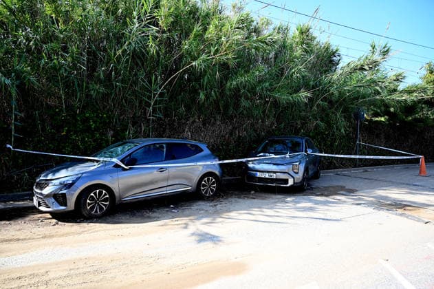 Damage after the storm in Tarragona - 23 Aug 2026 Two cars swept away by the water are left stopped and flooded on a street in Roda de Bera in Tarragona Following the storm in Tarragona, several cars and streets with damage are the result of the heavy downpour that fell on Friday, August 21st. Roda de Berà Spain Copyright: xRamonxCostax xSOPAxImagesx DamageafterthestorminTarragona_ RamonCosta_ RodadeBera_ August_ 23_2026 (4)