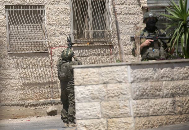 Palestinian-Israeli conflict in Nablus, Palestine - 23 Aug 2026 An Israeli soldier points his weapon at the window of Palestinian residential buildings during a military operation in the Askar refugee camp. Ajouri was killed during an Israeli military operation in the Askar refugee camp. Israeli forces raided Palestinian shops and homes. A Palestinian medical source reported that a 15-year-old boy was killed by Israeli fire and two others were wounded during stone-throwing clashes in the Askar refugee camp. Nablus Palestine Copyright: xNasserxishatyehx xSOPAxImagesx Nishtayeh182