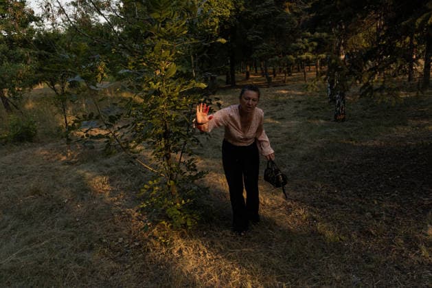 Russian attack on Kramatorsk on Ukrainian Flag Day KRAMATORSK, UKRAINE - AUGUST 23: (EDITOR S NOTE: Image depicts graphic content) An injured resident bleeds following the explosion of a Russian drone that hit the ground in an attack on the Ukrainian Flag Day at Yuvileiny Park in Kramatorsk, Ukraine, on August 23, 2026. Francisco Richart Anadolu Kramatorsk Ukraine. Editorial use only. Please get in touch for any other usage.  Copyright: x2026xAnadoluxFranciscoxRichartx