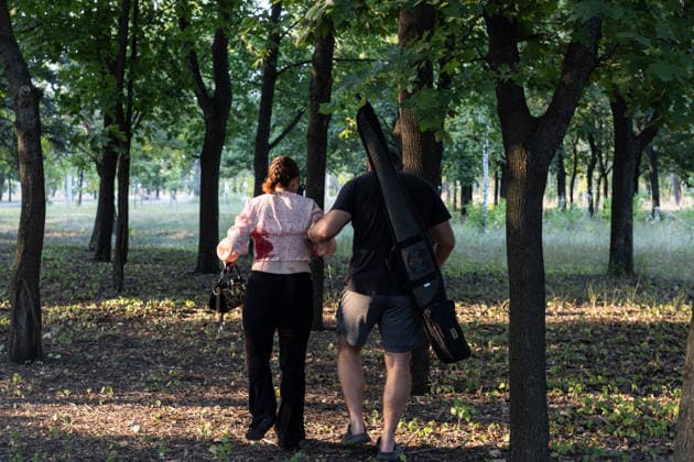 News Bilder des Tages Russian attack on Kramatorsk on Ukrainian Flag Day KRAMATORSK, UKRAINE - AUGUST 23: (EDITOR S NOTE: Image depicts graphic content) A resident helps an injured person following the explosion of a Russian drone in an attack on the Ukrainian Flag Day at Yuvileiny Park in Kramatorsk, Ukraine, on August 23, 2026. Francisco Richart Anadolu Kramatorsk Ukraine. Editorial use only. Please get in touch for any other usage.  Copyright: x2026xAnadoluxFranciscoxRichartx