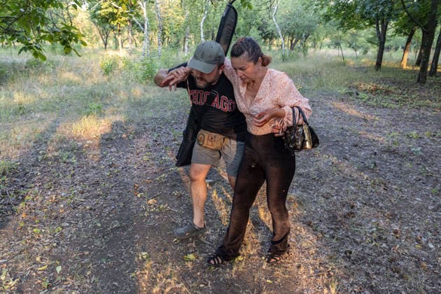 Russian attack on Kramatorsk on Ukrainian Flag Day KRAMATORSK, UKRAINE - AUGUST 23: A resident helps an injured person following the explosion of a Russian drone in an attack on the Ukrainian flag on the Ukrainian Flag Day at Yuvileiny Park in Kramatorsk, Ukraine, on August 23, 2026. Francisco Richart Anadolu Kramatorsk Ukraine. Editorial use only. Please get in touch for any other usage.  Copyright: x2026xAnadoluxFranciscoxRichartx