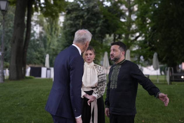 Statsminister i Kyiv Kyiv, Ukraina 20260823. Det ukrainske presidentparet Volodymyr Zelenskyj og Olena Zelenska etter en middag pa Ukrainas nasjonale flaggdag sondag. Statsminister Jonas Gahr Store (Ap) er i Kyiv for a delta pa et toppmote med Ukraina og de nordisk-baltiske landene, markere Ukrainas nasjonale flaggdag og moter med ukrainske myndigheter. Foto: Javad Parsa NTB Kyiv Ukraina NxP0umnfOzU EDITORIAL USE ONLY Ref:_BNC_POLNxP0umnfOzU.jpg *** Prime Minister in Kyiv, Ukraine 20260823 Ukrainian President Volodymyr Zelenskyy and First Lady Olena Zelenska after a dinner on Ukraine’s National Flag Day on Sunday. Prime Minister Jonas Gahr Store of the Ap party is in Kyiv to attend a summit with Ukraine and the Nordic-Balticcoun  Copyright: xJavadxParsax xNTBx