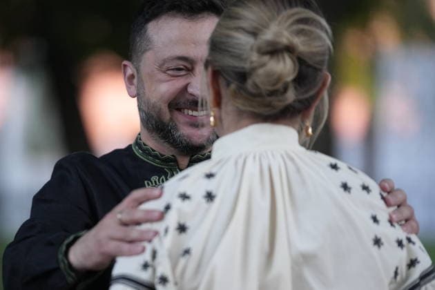 News Bilder des Tages Statsminister i Kyiv Kyiv, Ukraina 20260823. Det ukrainske presidentparet Volodymyr Zelenskyj og Olena Zelenska etter en middag pa Ukrainas nasjonale flaggdag sondag. Statsminister Jonas Gahr Store (Ap) er i Kyiv for a delta pa et toppmote med Ukraina og de nordisk-baltiske landene, markere Ukrainas nasjonale flaggdag og moter med ukrainske myndigheter. Foto: Javad Parsa NTB Kyiv Ukraina p7In024hUGE EDITORIAL USE ONLY Ref:_BNC_POLp7In024hUGE.jpg *** Prime Minister in Kyiv, Ukraine 20260823 Ukrainian President Volodymyr Zelenskyy and First Lady Olena Zelenska after a dinner on Ukraine’s National Flag Day on Sunday. Prime Minister Jonas Gahr Store (Ap) is in Kyiv to participate in a summit with Ukraine and the Nordic and Balticcou  Copyright: xJavadxParsax xNTBx