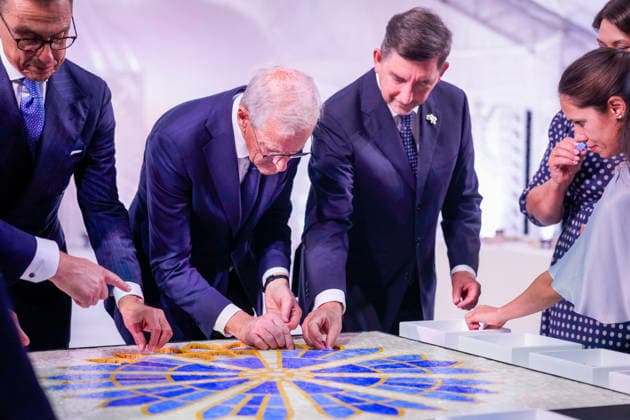 Statsminister i Kyiv Kyiv, Ukraina 20260823. Statsminister Jonas Gahr Store og andre statsledere er med a lage en mosaikk i forbindelse emd Ukrainas nasjonale flaggdag i Kyiv sondag. Statsministeren er i Kyiv for a delta pa et toppmote med Ukraina og de nordisk-baltiske landene, markere Ukrainas nasjonale flaggdag og moter med ukrainske myndigheter. Foto: Javad Parsa NTB Kyiv Ukraina Mj2D8WIenbg EDITORIAL USE ONLY Ref:_BNC_POLMj2D8WIenbg.jpg *** Prime Minister in Kyiv, Ukraine 20260823 Prime Minister Jonas Gahr Store and other heads of state are helping to create a mosaic in connection with Ukraine’s National Flag Day in Kyiv on Sunday. The Prime Minister is in Kyiv to participate in a summit with Ukraine and the Nordic-Baltic cou  Copyright: xJavadxParsax xNTBx