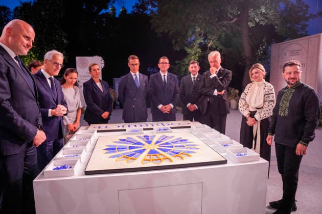 Statsminister i Kyiv Kyiv, Ukraina 20260823. Statsminister Jonas Gahr Store og andre statsledere er med a lage en mosaikk i forbindelse emd Ukrainas nasjonale flaggdag i Kyiv sondag. Statsministeren er i Kyiv for a delta pa et toppmote med Ukraina og de nordisk-baltiske landene, markere Ukrainas nasjonale flaggdag og moter med ukrainske myndigheter. Foto: Javad Parsa NTB Kyiv Ukraina ooT2KbVXmeo EDITORIAL USE ONLY Ref:_BNC_POLooT2KbVXmeo.jpg *** Prime Minister in Kyiv, Ukraine 20260823 Prime Minister Jonas Gahr Store and other heads of state are helping to create a mosaic in connection with Ukraine’s National Flag Day in Kyiv on Sunday. The Prime Minister is in Kyiv to participate in a summit with Ukraine and the Nordic-Baltic cou  Copyright: xJavadxParsax xNTBx
