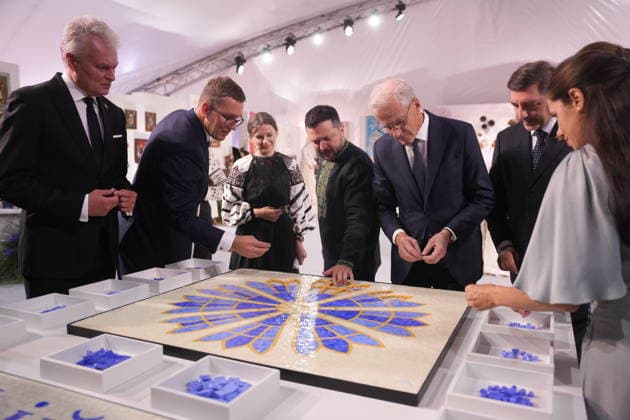 Statsminister i Kyiv Kyiv, Ukraina 20260823. Statsminister Jonas Gahr Store og andre statsledere er med a lage en mosaikk i forbindelse emd Ukrainas nasjonale flaggdag i Kyiv sondag. Statsministeren er i Kyiv for a delta pa et toppmote med Ukraina og de nordisk-baltiske landene, markere Ukrainas nasjonale flaggdag og moter med ukrainske myndigheter. Foto: Javad Parsa NTB Kyiv Ukraina vxWpjx6FVAs EDITORIAL USE ONLY Ref:_BNC_POLvxWpjx6FVAs.jpg *** Prime Minister in Kyiv, Kyiv, Ukraine 20260823 Prime Minister Jonas Gahr Store and other heads of state are helping to create a mosaic in connection with Ukraine’s National Flag Day in Kyiv on Sunday. The prime minister is in Kyiv to participate in a summit with Ukraine and the Nordic-Balt  Copyright: xJavadxParsax xNTBx