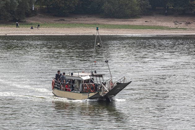 Eine Personenfähre transportiert Fahrgäste auf dem Rhein zwischen Köln-Weiß und Zündorf. Der Betrieb war wegen Niedrigwasser vorübergehend eingetellt worden. Rheinfähre *** A passenger ferry transports passengers across the Rhine between Cologne-Weiss and Zündorf. Service had been temporarily suspended due to low water levels. Rhine ferry