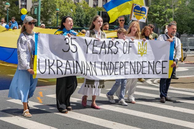 News Bilder des Tages August 23, 2026, New York, New York, USA: Annual Ukrainian Independence March celebrating freedom from foreign domination. A large crowd .marched from Foley Square down Broadway to Bowling Green in Lower Manhattan commemorating .Ukraine freedom from Soviet Union oppression on Aujust 24. Carrying the blue and yellow flag of Ukraine as well as the US flag they carried the message of fighting back against Russia trying to continue their colonial empire. Ukraine is standing strong..Standing for democracy not tyranny. New York USA  - ZUMAh156 20260823_znp_h156_013 Copyright: xMiloxHessx