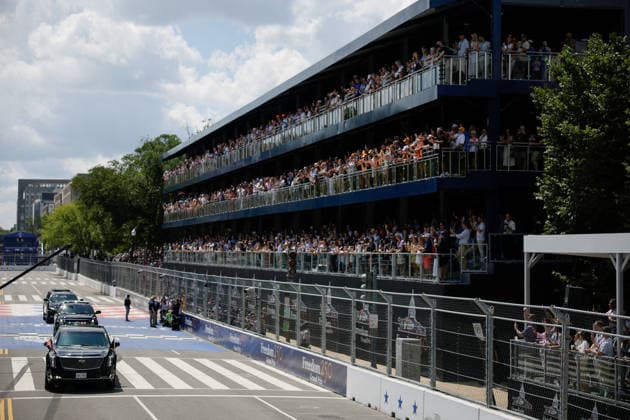 News Bilder des Tages August 23, 2026, Washington, District Of Columbia, USA: U.S. President Donald Trump rides in the presidential limousine while it does a lap, ahead of the start of the Freedom 250 Grand Prix IndyCar series race in Washington, D.C., U.S., August 23, 2026 Washington USA - ZUMAs152 20260823_faa_s152_031 Copyright: xEvanxVuccix-xPoolxviaxCNPx