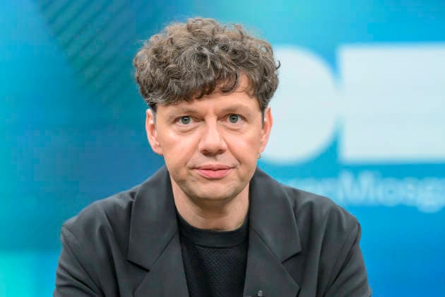 im Bild v.l.: Christian Friedel, Schauspieler, Unterstützer der Kampagne Wahre Heimatliebe ist ¦, GER, Berlin, Studio, zu Gast bei - Caren Miosga, Polittalk, TV, Format, Aufzeichnung, aufgezeichnet, Das Erste, aus Adlershof - am Studio 20, Thema: Ist die Brandmauer noch zu halten? (Im Bezug auf - Die AfD und die Landtagswahl in Sachsen-Anhalt.) 23.08.2026, *** Pictured, from left: Christian Friedel, actor, supporter of the True Love for One s Homeland Is ¦ campaign, GER, Berlin, studio, guest on Caren Miosga’s show, political talk show, TV program, pre-recorded, Das Erste, from Studio 20 in Adlershof, topic: Can the Firewall Still Be Maintained? regarding the AfD and the state election in Saxony-Anhalt on August 23, 2026, Copyright: HMBxMedia UwexKoch