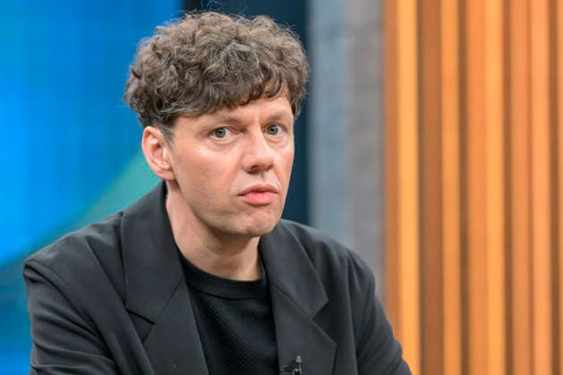 im Bild v.l.: Christian Friedel, Schauspieler, Unterstützer der Kampagne Wahre Heimatliebe ist ¦, GER, Berlin, Studio, zu Gast bei - Caren Miosga, Polittalk, TV, Format, Aufzeichnung, aufgezeichnet, Das Erste, aus Adlershof - am Studio 20, Thema: Ist die Brandmauer noch zu halten? (Im Bezug auf - Die AfD und die Landtagswahl in Sachsen-Anhalt.) 23.08.2026, *** Pictured, from left: Christian Friedel, actor, supporter of the True Love for One s Homeland Is ¦ campaign, GER, Berlin, studio, guest on Caren Miosga’s show, political talk show, TV program, pre-recorded, Das Erste, from Studio 20 in Adlershof, topic: Can the Firewall Still Be Maintained? regarding the AfD and the state election in Saxony-Anhalt on August 23, 2026, Copyright: HMBxMedia UwexKoch