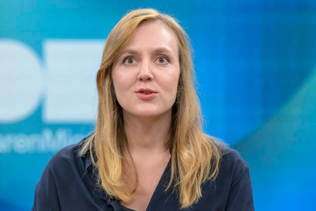 im Bild v.l.: Valerie Schönian, Journalistin, ZEIT, GER, Berlin, Studio, zu Gast bei - Caren Miosga, Polittalk, TV, Format, Aufzeichnung, aufgezeichnet, Das Erste, aus Adlershof - am Studio 20, Thema: Ist die Brandmauer noch zu halten? (Im Bezug auf - Die AfD und die Landtagswahl in Sachsen-Anhalt.) 23.08.2026, *** Pictured from left: Valerie Schönian, journalist, *Die Zeit*, Germany, Berlin, studio, guest on Caren Miosga’s political talk show, TV program, pre-recorded, Das Erste, from Studio 20 in Adlershof, topic: Can the firewall still be maintained? regarding the AfD and the state election in Saxony-Anhalt on August 23, 2026, Copyright: HMBxMedia UwexKoch
