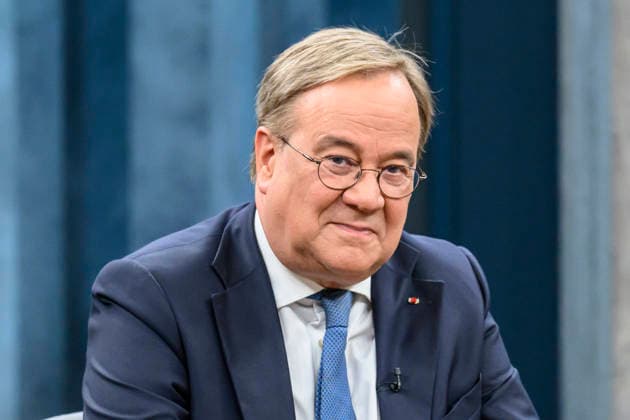 im Bild v.l.: Armin Laschet, CDU-Bundestagsabgeordneter und ehemaliger CDU-Vorsitzender, GER, Berlin, Studio, zu Gast bei - Caren Miosga, Polittalk, TV, Format, Aufzeichnung, aufgezeichnet, Das Erste, aus Adlershof - am Studio 20, Thema: Ist die Brandmauer noch zu halten? (Im Bezug auf - Die AfD und die Landtagswahl in Sachsen-Anhalt.) 23.08.2026, *** In the photo, from left: Armin Laschet, CDU member of the Bundestag and former CDU chairman, GER, Berlin, studio, guest on Caren Miosga’s show, political talk show, TV, program, recording, pre-recorded, Das Erste, from Studio 20 in Adlershof, topic: Can the barrier still be maintained? regarding the AfD and the state election in Saxony-Anhalt on August 23, 2026, Copyright: HMBxMedia UwexKoch