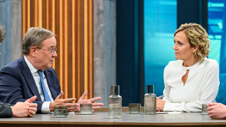 im Bild v.l.: Armin Laschet, CDU-Bundestagsabgeordneter und ehemaliger CDU-Vorsitzender, Caren Miosga, GER, Berlin, Studio, zu Gast bei - Caren Miosga, Polittalk, TV, Format, Aufzeichnung, aufgezeichnet, Das Erste, aus Adlershof - am Studio 20, Thema: Ist die Brandmauer noch zu halten? (Im Bezug auf - Die AfD und die Landtagswahl in Sachsen-Anhalt.) 23.08.2026, *** In the picture, from left: Armin Laschet, CDU member of the Bundestag and former CDU chairman; Caren Miosga, GER, Berlin, studio, guest on Caren Miosga’s show, political talk show, TV, program, recording, pre-recorded, Das Erste, from Studio 20 in Adlershof, topic: Can the fire wall still be maintained? Regarding the AfD and the state election in Saxony-Anhalt on August Copyright: HMBxMedia UwexKoch