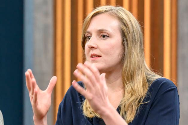 im Bild v.l.: Valerie Schönian, Journalistin, ZEIT, GER, Berlin, Studio, zu Gast bei - Caren Miosga, Polittalk, TV, Format, Aufzeichnung, aufgezeichnet, Das Erste, aus Adlershof - am Studio 20, Thema: Ist die Brandmauer noch zu halten? (Im Bezug auf - Die AfD und die Landtagswahl in Sachsen-Anhalt.) 23.08.2026, *** Pictured from left: Valerie Schönian, journalist, *Die Zeit*, Germany, Berlin, studio, guest on Caren Miosga’s political talk show, TV program, recorded, Das Erste, from Studio 20 in Adlershof, topic: Can the firewall still be maintained? regarding the AfD and the state election in Saxony-Anhalt on August 23, 2026, Copyright: HMBxMedia UwexKoch