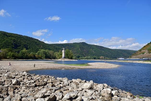 23.8.2026 Dürre Der extrem niederige Wasserstand des Rhein. Große Teile des Binger Lochs an de Nahemündung liegen trocken. Die Menschen spazieren dort wo sonst meterhoch das Wasser fließt. Die Fahrrinne für die Schifffahrt ist nur eingeschränkt nutzbar. Bingen Rhein Rheinland Pfalz Deutschland *** August 23, 2026 Drought The water level of the Rhine is extremely low. Large parts of the Binger Loch at the mouth of the Nahe are dry. People are walking where the water would normally flow meters high. The shipping channel is only partially usable. Bingen, Rhine, Rhineland-Palatinate, Germany