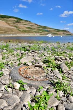 23.8.2026 Dürre Der extrem niederige Wasserstand des Rhein. Große Teile des Binger Lochs an de Nahemündung liegen trocken. Die Menschen spazieren dort wo sonst meterhoch das Wasser fließt. Die Fahrrinne für die Schifffahrt ist nur eingeschränkt nutzbar. Bingen Rhein Rheinland Pfalz Deutschland *** August 23, 2026 Drought The water level of the Rhine is extremely low. Large parts of the Binger Loch at the mouth of the Nahe River are dry. People are walking where the water would normally flow several meters high. The shipping channel is only partially usable. Bingen, Rhine, Rhineland-Palatinate, Germany